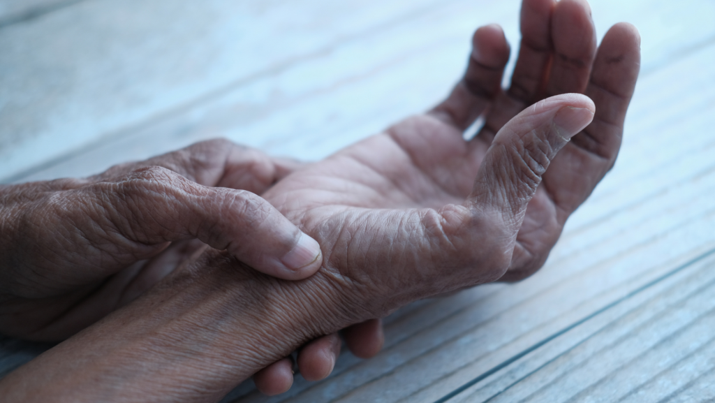 ¡Descubre por qué tus manos y pies pueden estar en peligro! Las parestesias revelan problemas de salud graves